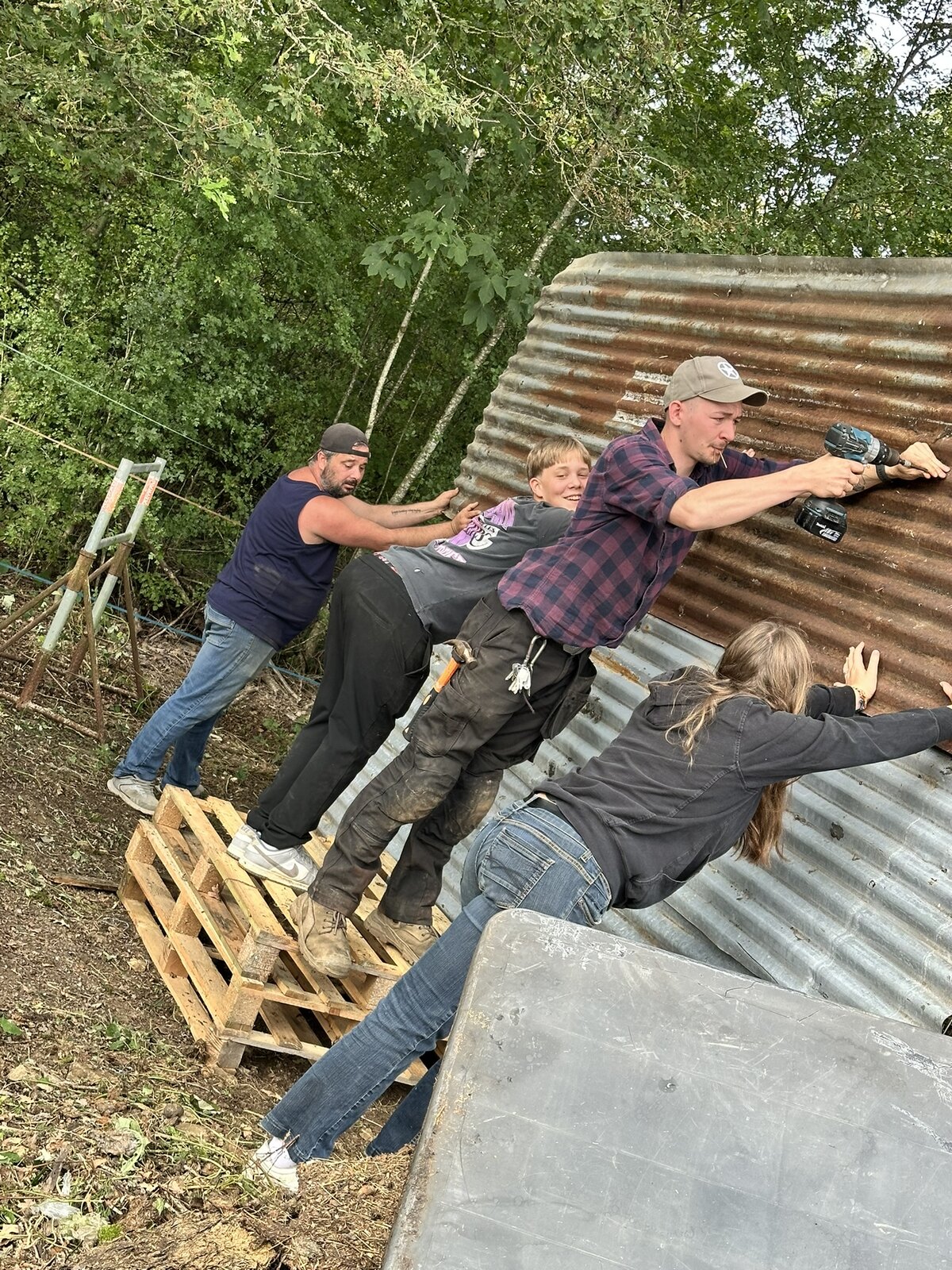 L'équipe de L'Amitié construit un abri pour les chevaux